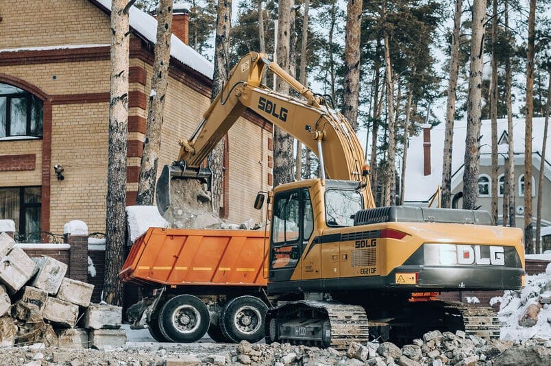 Екскаватор SDLG виконує демонтаж і завантажує будівельні відходи